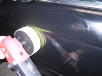 Unsch&ouml;ne Kratzer im Lack werden mit der professionellen Fahrzeugaufbereitung auspoliert. So gl&auml;nzt der Lack hologrammfrei.
